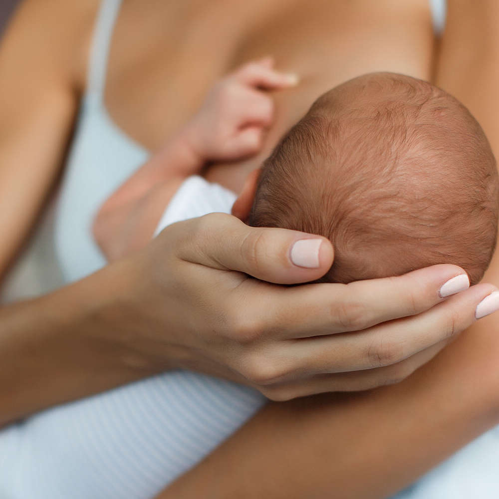 Mother,Breastfeeding,Her,Newborn,Baby,Beside,Window.,Milk,From,Mother's Allaitement conseils en lactation