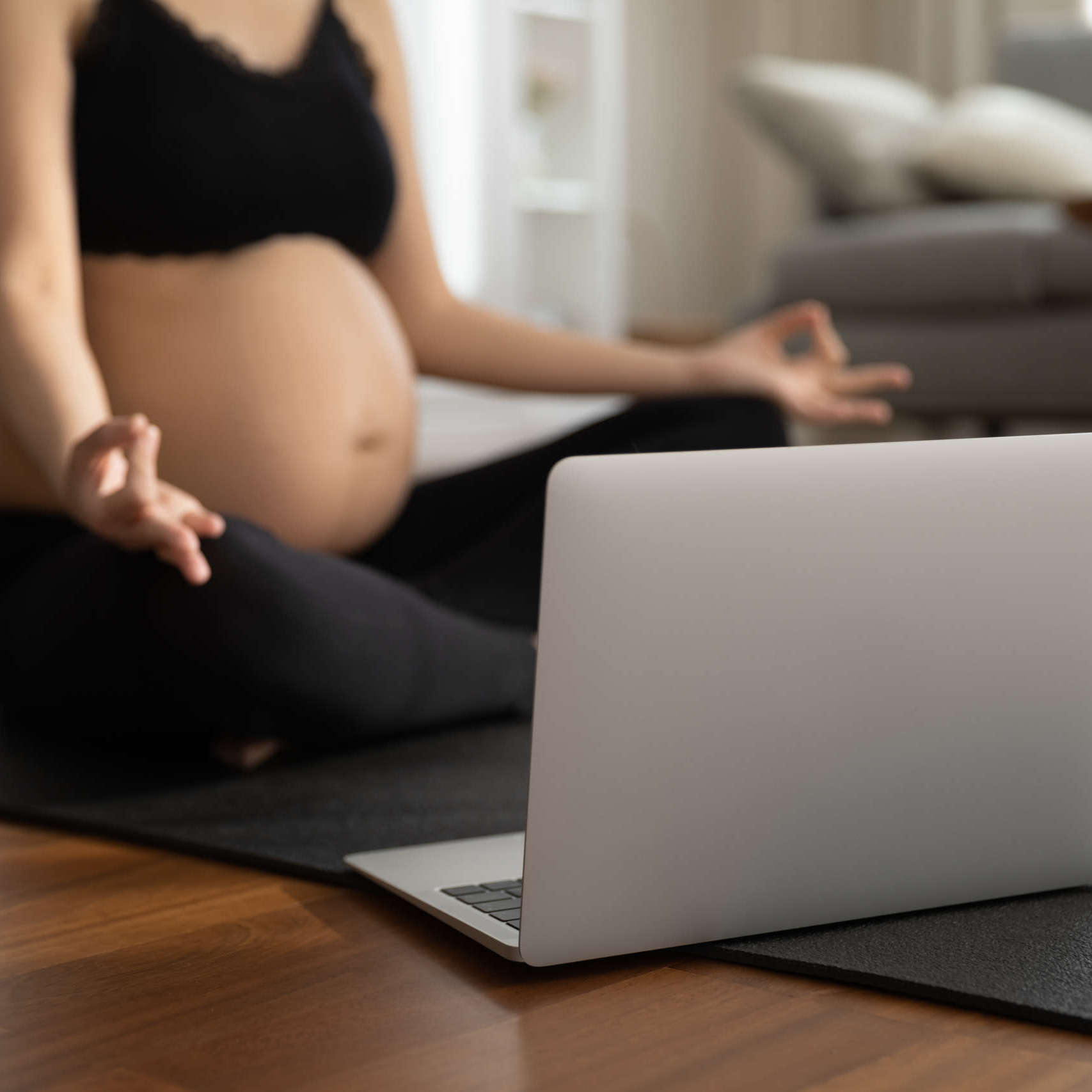 Crop,Close,Up,Of,Sporty,Pregnant,Woman,Sit,On,Mat Cours en ligne yoga