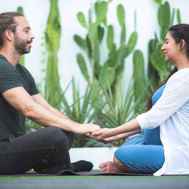 Young couple of beautiful pregnant woman and handsome husband practicing yoga and exercise in garden house. Cours de yoga en couple