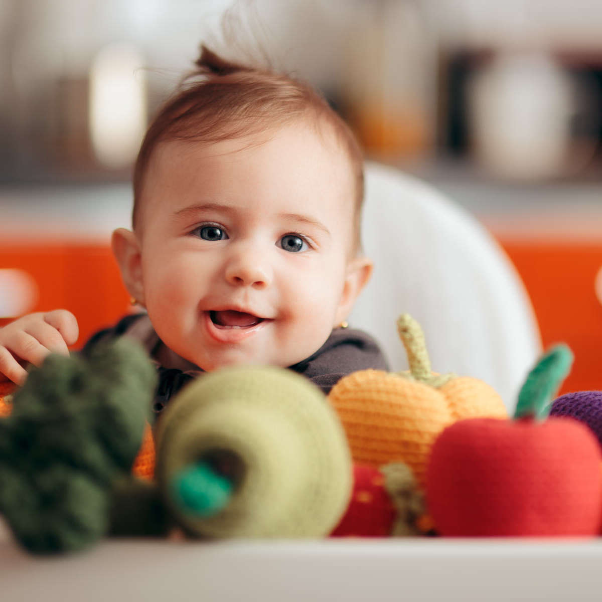 Funny,Baby,With,Knitted,Vegetables,Starting,Food,Diversification.,Cute,Adorable Diversification alimentaire DME