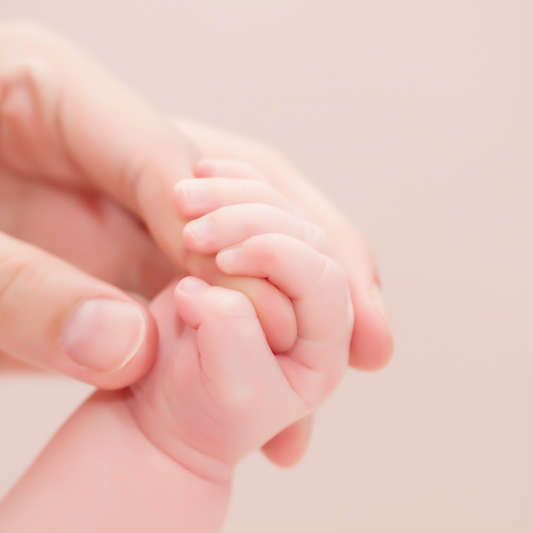 Concept,Of,Love,And,Family.,Hands,Of,Mother,And,Baby Signes bébé